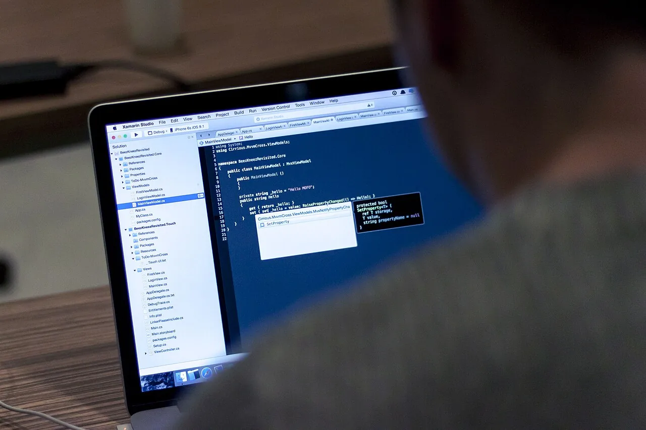 Laptop com código Python para análise geoespacial de dados geológicos